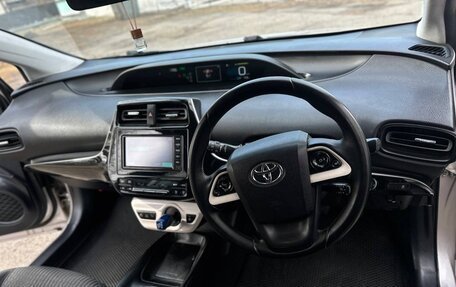 Toyota Prius IV XW50, 2016 год, 1 600 000 рублей, 40 фотография