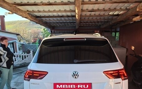 Volkswagen Tiguan II, 2018 год, 2 900 000 рублей, 2 фотография