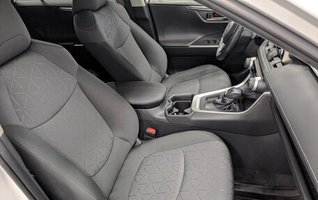 Toyota RAV4, 2021 год, 3 350 000 рублей, 24 фотография