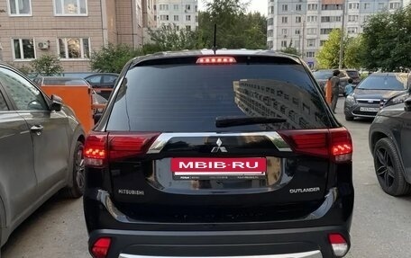 Mitsubishi Outlander III рестайлинг 3, 2015 год, 1 450 000 рублей, 2 фотография