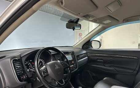 Mitsubishi Outlander III рестайлинг 3, 2016 год, 1 878 000 рублей, 10 фотография
