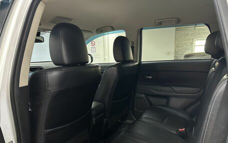 Mitsubishi Outlander III рестайлинг 3, 2016 год, 1 878 000 рублей, 14 фотография