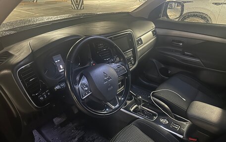 Mitsubishi Outlander III рестайлинг 3, 2018 год, 1 850 000 рублей, 5 фотография