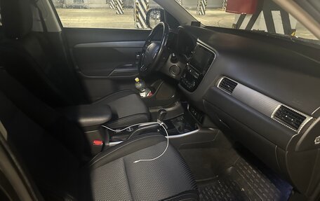 Mitsubishi Outlander III рестайлинг 3, 2018 год, 1 850 000 рублей, 8 фотография