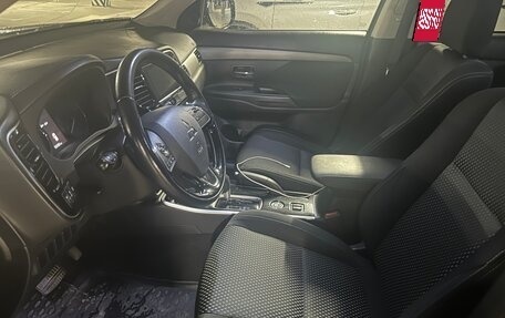 Mitsubishi Outlander III рестайлинг 3, 2018 год, 1 850 000 рублей, 6 фотография