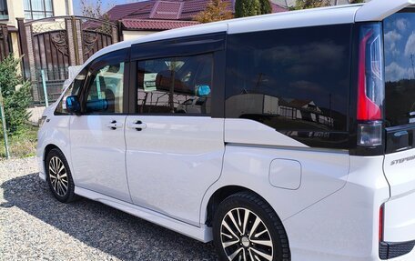 Honda Stepwgn IV, 2017 год, 2 350 000 рублей, 2 фотография
