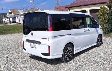 Honda Stepwgn IV, 2017 год, 2 350 000 рублей, 3 фотография