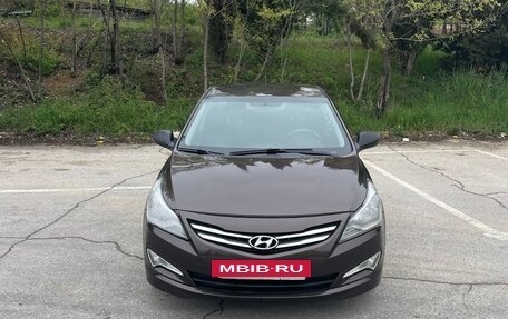 Hyundai Solaris II рестайлинг, 2015 год, 880 000 рублей, 2 фотография