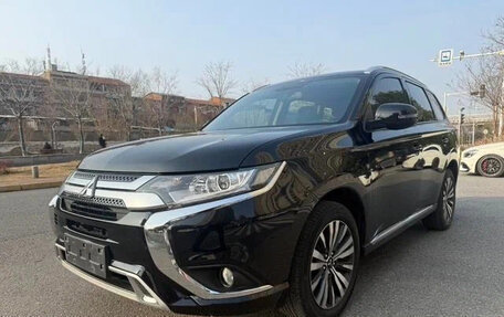 Mitsubishi Outlander III рестайлинг 3, 2022 год, 1 705 000 рублей, 3 фотография