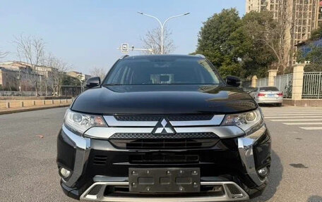 Mitsubishi Outlander III рестайлинг 3, 2022 год, 1 705 000 рублей, 2 фотография