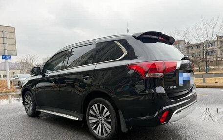 Mitsubishi Outlander III рестайлинг 3, 2022 год, 1 705 000 рублей, 4 фотография