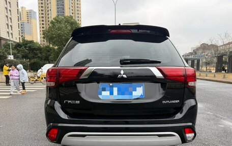 Mitsubishi Outlander III рестайлинг 3, 2022 год, 1 705 000 рублей, 5 фотография