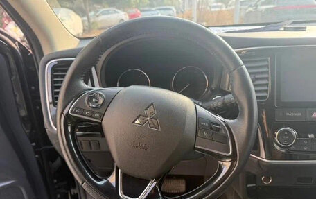 Mitsubishi Outlander III рестайлинг 3, 2022 год, 1 705 000 рублей, 9 фотография