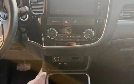 Mitsubishi Outlander III рестайлинг 3, 2022 год, 1 705 000 рублей, 10 фотография