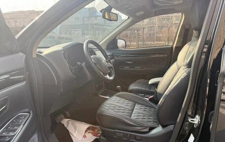 Mitsubishi Outlander III рестайлинг 3, 2022 год, 1 705 000 рублей, 7 фотография