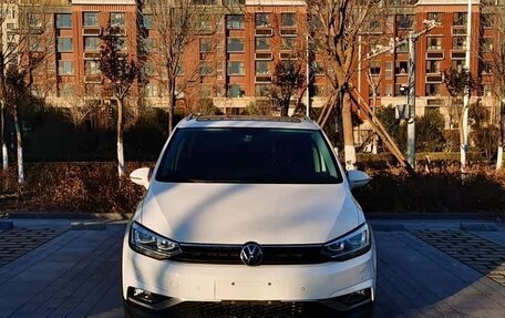 Volkswagen Touran III, 2022 год, 1 490 003 рублей, 2 фотография