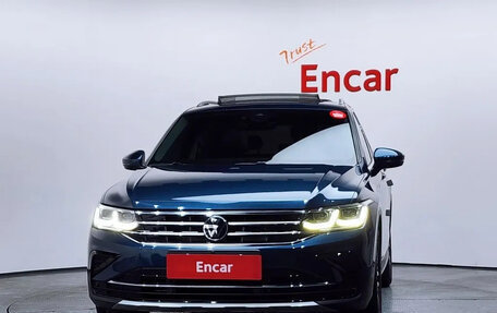 Volkswagen Tiguan II, 2021 год, 2 880 000 рублей, 3 фотография