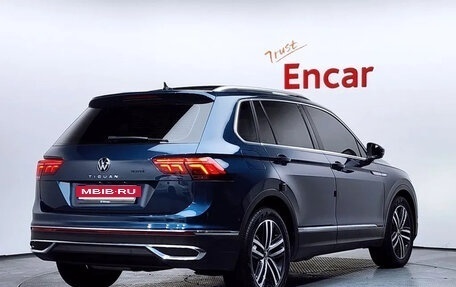 Volkswagen Tiguan II, 2021 год, 2 880 000 рублей, 2 фотография
