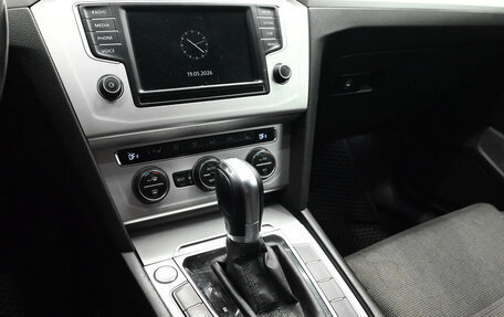 Volkswagen Passat B8 рестайлинг, 2015 год, 1 360 000 рублей, 14 фотография