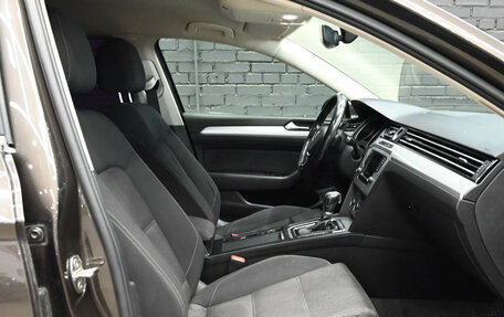 Volkswagen Passat B8 рестайлинг, 2015 год, 1 360 000 рублей, 10 фотография
