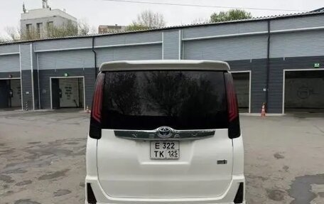 Toyota Noah III, 2016 год, 1 490 000 рублей, 4 фотография
