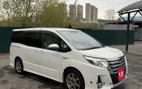 Toyota Noah III, 2016 год, 1 490 000 рублей, 2 фотография