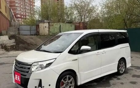 Toyota Noah III, 2016 год, 1 490 000 рублей, 5 фотография