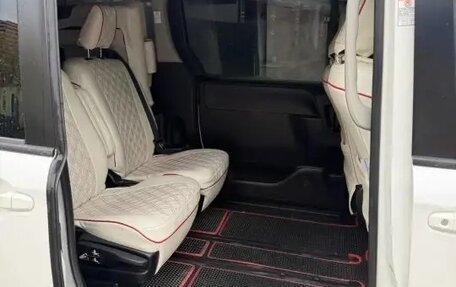 Toyota Noah III, 2016 год, 1 490 000 рублей, 9 фотография