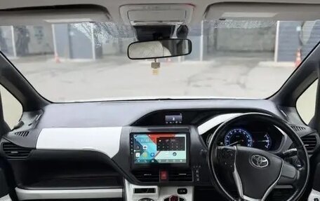Toyota Noah III, 2016 год, 1 490 000 рублей, 14 фотография