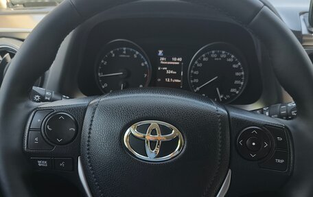 Toyota RAV4, 2018 год, 3 450 000 рублей, 8 фотография