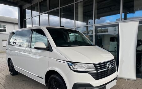 Volkswagen Multivan T6 рестайлинг, 2022 год, 2 890 000 рублей, 1 фотография
