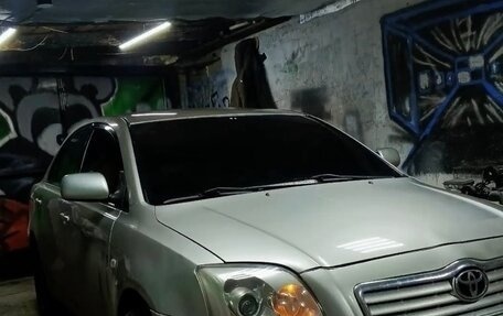 Toyota Avensis III рестайлинг, 2005 год, 635 000 рублей, 2 фотография