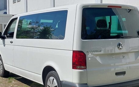 Volkswagen Caravelle T6 рестайлинг, 2022 год, 3 050 000 рублей, 3 фотография