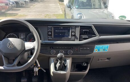 Volkswagen Caravelle T6 рестайлинг, 2022 год, 3 050 000 рублей, 10 фотография