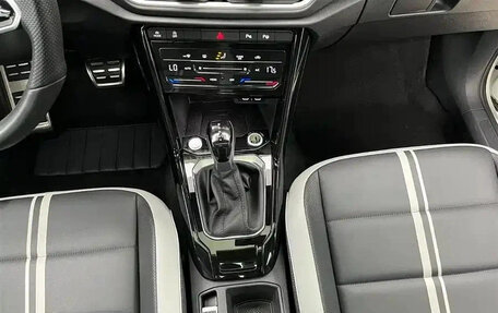 Volkswagen T-Roc I, 2023 год, 1 710 018 рублей, 11 фотография