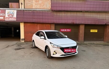 Hyundai Solaris II рестайлинг, 2021 год, 1 573 000 рублей, 2 фотография