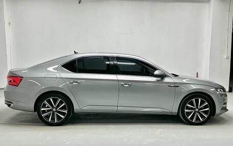 Skoda Superb III рестайлинг, 2021 год, 2 240 000 рублей, 5 фотография
