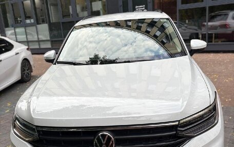 Volkswagen Tiguan II, 2022 год, 2 680 000 рублей, 2 фотография