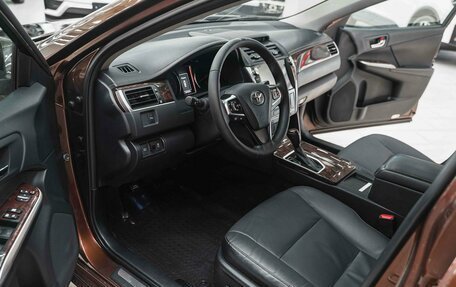 Toyota Camry, 2017 год, 1 990 000 рублей, 6 фотография