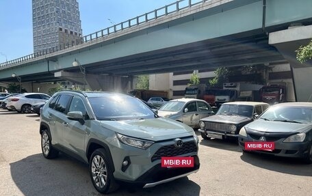 Toyota RAV4, 2020 год, 3 340 000 рублей, 2 фотография