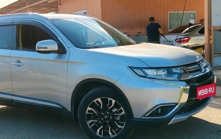 Mitsubishi Outlander III рестайлинг 3, 2015 год, 1 700 000 рублей, 3 фотография