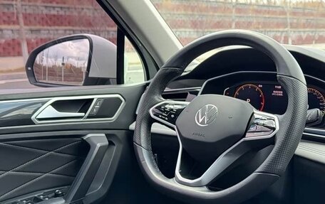 Volkswagen Tiguan II, 2022 год, 2 740 000 рублей, 13 фотография