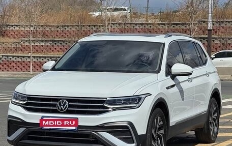 Volkswagen Tiguan II, 2022 год, 2 740 000 рублей, 2 фотография