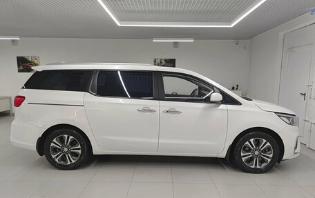 KIA Carnival III, 2020 год, 2 750 000 рублей, 5 фотография