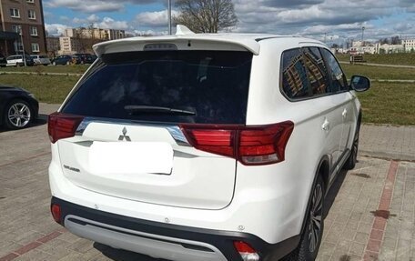 Mitsubishi Outlander III рестайлинг 3, 2022 год, 2 150 000 рублей, 3 фотография