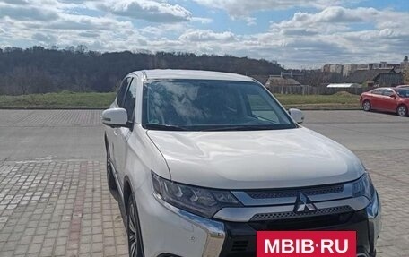 Mitsubishi Outlander III рестайлинг 3, 2022 год, 2 150 000 рублей, 2 фотография