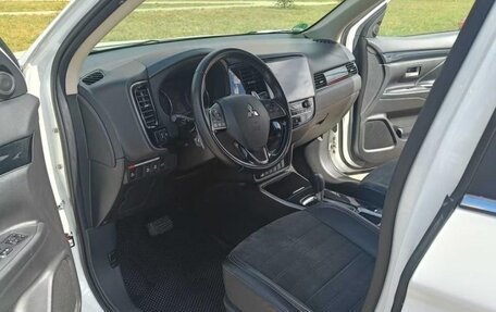 Mitsubishi Outlander III рестайлинг 3, 2022 год, 2 150 000 рублей, 6 фотография