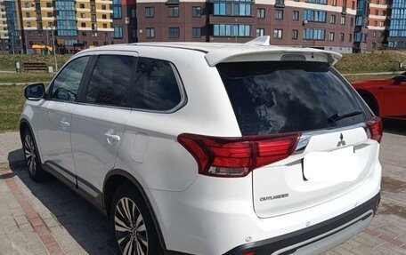 Mitsubishi Outlander III рестайлинг 3, 2022 год, 2 150 000 рублей, 4 фотография