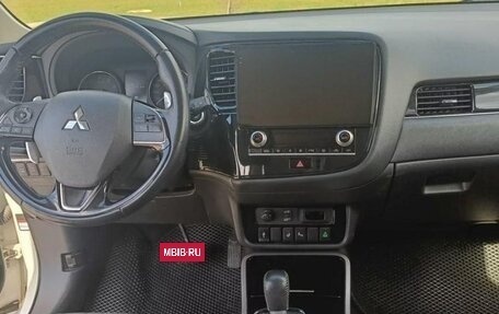 Mitsubishi Outlander III рестайлинг 3, 2022 год, 2 150 000 рублей, 5 фотография