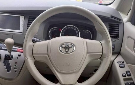 Toyota ISis I, 2012 год, 930 000 рублей, 10 фотография
